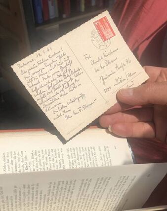 Diese Postkarte aus dem Jahr 1963 liegt in einem der Bücher, die im öffentlichen Regal stehen.