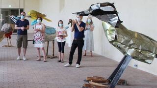 Beim Pre-Opening der Ausstellung „Vogelbad“ mit Werken von Matthias Garff aus Leipzig ist der Besucherkreis Pandemie-bedingt überschaubar.