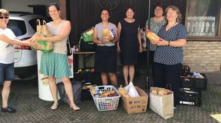 Karin Butz (v. li.) überreicht SPD-Ortsvereinsvorsitzender Miriam Walkowiak eine Tüte mit Lebensmitteln. Bundestagskandidatin Neza Yildirim, Altgemeinderätin Dagmar Engelhardt, Gemeinderätin Renate Hettwer und zweite Vorsitzende Jutta Menssen freuen sich mit ihr über den Erfolg der Aktion.