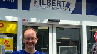 Matthias Filbert wird in seinem Geschäft ab Mittwoch die Rennstadtkarte als Brief-marke anbieten.