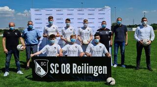 Auf dem Sportgelände des SC 08 wurde die neue Ausbildungskooperation vorgestellt. Markus Harder (stehend, v. li.), Jugendleiter SC 08, Thorsten Völlmer, Betriebs-und Personalleiter Schaumaplast, Luis Neureither, Daniel Bogovoij, Tim Theilig, Peter Kühnle, A-Junioren-Trainer, Uli Kief, Vorsitzender des SC 08, Thomas Plautz, Standortleiter Schaumaplast, Nils-Ole Kief (knieend, v. li.), Luc Meneguzzi und Hussein Dib bei der Präsentation.