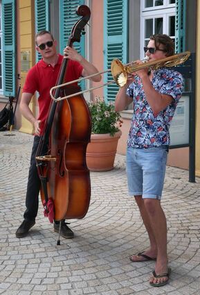 Nik Keller und Philipp Wolfart von der Musikschule musizieren vor dem Palais Hirsch.