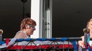 Gesang auf dem auch noch französisch dekorierten Balkon: Hier sind die die Alive Vocals, die in der Mannheimer Straße das Publikum unterhalten.