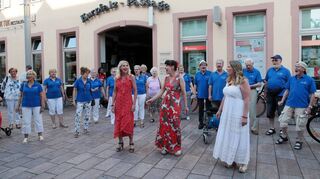 In ganz Schwetzingen erklingt Musik an öffentlichen Plätzen. Hier singen Evas Schwestern – Christine Laqua (vorne v. l.), Anne Katrin Bade und Elena Spitzner – zusammen mit dem Sängerbund-Chor d’accord in der Fußgängerzone vor der Kurpfalz-Passage.