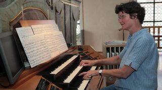 Auch drinnen gab es musikalische Genüsse: Jutta Schnorbach spielt auf der Orgel in der Pankratius-Kirche.