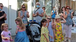 Überall finden sich große und kleine Zuschauern und klatschen begeistert Beifall für die ganz unterschiedlichen Musikbeiträge bei der Fête de la Musique.