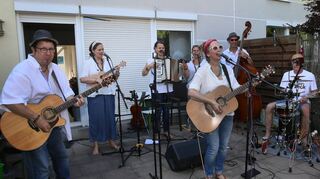 Britgirl Abroad sorgen im Schälzig für Stimmung. So kommt nicht nur die Innenstadt in den Genuss des Musikfests.