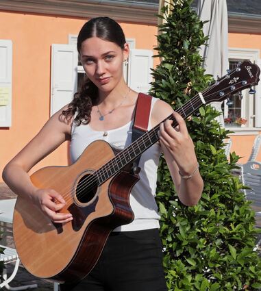 Josie Stickdorn gefällt mit Gesang und Gitarre am Schloss.