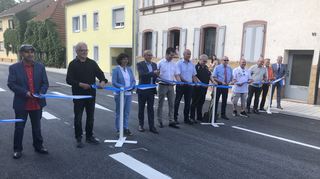 Oberbürgermeister Dr. René Pöltl eröffnet zusammen mit Gemeinderäten und Anwohnern die neu sanierte Karlsruher Straße.