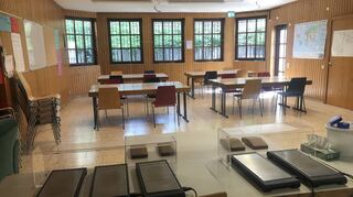 Die Mensa befindet sich aktuell noch im Untergeschoss des evangelischen Gemeindehauses. Bald wird sie ein Stockwerk nach oben in den Saal verlegt. Die ursprüngliche Mensa wird dann zu einem Raum für die Betreuung der Schüler umfunktioniert.