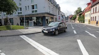 Jetzt rollt der Verkehr wieder vom Schlossplatz Richtung Süden – seit Dienstag gegen 17.45 Uhr ist die Sperrung aufgehoben. Hier biegt das erste Fahrzeug Richtung Zähringerstraße ab.