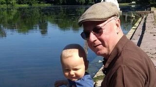 Manfred Kern hat jetzt mehr Zeit für Enkel Lars – hier bei einem Spaziergang im Schlossgarten.