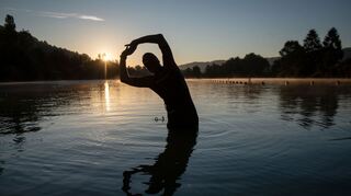 Alleine im See schwimmen kann zwar schön, aber auch gefährlich sein.