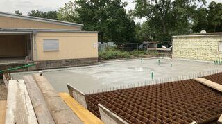 Das Fundament für den geplanten Anbau (Bildmitte) ist gelegt, jetzt geht es daran, den Verbindungsbau zwischen dem Pavillon (l.) und alter Hausmeisterwohnung (r.) zu er-richten.