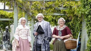 Im historischen Kostüm führen Heide Roth-Bühler (v. l.), Dr. Christoph Bühler und Birgit Hiefner-Konietzko am 3. Juli jeden Samstag und Sonntag Bürger und Gäste durch die Stadt.