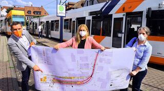 An der Endstelle Kirchheimer Straße stellen Martin in der Beek (v. l.), Patricia Rebmann und Eveline Herrmann den Plan für die Umbauarbeiten vor.