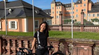 Die amtierende Miss Baden-Württemberg Weihua Wang sammelt bei einer Tour rund um den Schlossgarten erste Erfahrungen auf einem Carbon-Rennrad – und Kilometer fürs Stadtradeln.
