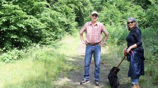 Kämpfer für die Natur und das viele Grün um sie herum: Heinz Eppel und Monika Maier-Kuhn von der Bürgerinitiative sind mit Hund Winnie – natürlich angeleint – im Entenpfuhl unterwegs.