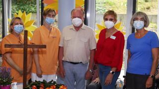 Bernhard Zöller (3. v. r.) geht in den Ruhestand. Im GRN-Seniorenzentrum verabschieden ihn Andrea Pflug (v. l.), Marion Seib, Petra Bendzinski, Martina Burger und Margit Rothe.