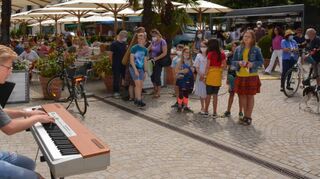 Lennart Sky Laqua lässt „Claire de Lune“ von Claude Debussy mit feinem Fingerschlag erklingen und das Publikum auf dem Schlossplatz lauscht am Samstag gebannt.