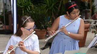 Johanna Wettstein hat es „Der Vogelfänger“ aus der Zauberflöte von Wolfgang Amadeus Mozart angetan – Lehrerin Mariana Chacín Benítez unterstützt spielend.