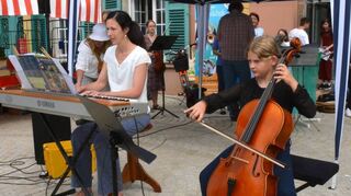 Magisch beginnt das Musikschulkonzert mit „Hedwig’s Theme“ und Annette Theuring, die Schülerin Clara Rohrer (am Violoncello) begleitet.
