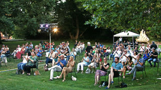 Das Ensemble vom Theater am Puls zeigt vergangenes Jahr "Hamlet" im Schlossgarten. Die Vorstellungen wurden durch eine Förderung von Land und Stadt möglich.