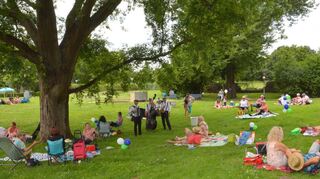 So ein Bild gab’s im Park schon lange nicht mehr: Viele Menschen freuen sich im weitläufigen Grün über die Begegnungen bei Musik und kulinarischen Genüssen. Abstand halten klappt in der weitläufigen Anlage bestens.