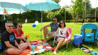Ludwig Heck, Tina Tritsch, Christian und Sandra Ebert haben ein idyllisches Plätzchen an der Sonne (mit Schatten) gefunden.