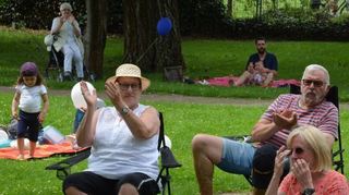 Brigitte Sturm, Hans-Jürgen und Erika Barczimski sind froh, dass man wieder draußen feiern kann.