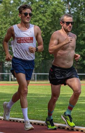 Trainer Lucas Worth (l.) ist extra aus Köln angereist und rennt die letzten Kilometer mit Dirk Oswald.