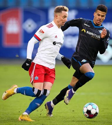 Chima Okoroji (r.) hier noch im Trikot des SC Paderborn im Spiel im Volksparkstadion gegen Hamburgs Sonny Kittel (l) – wechselt zum SV Sandhausen.