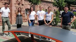 Hier sieht man Christoph Lintner, stellvertretender pädagogischer Schulleiter, Angelika Rüger, Verbindungslehrkraft der SMV, Smilla Schlude, Lennart Laqua und Annika Damnik, sowie den pädagogischen Schulleiter Jörg Bader hinter einer der Errungenschaften der SMV: einem sogenannten Teqball-Tisch.