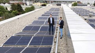 Die beiden Vorstände der Bürger-Energiegenossenschaft Kurpfalz, Ronny Weber (l.) und Jürgen Schmitt, begutachten die neue PV-Anlage auf dem Dach der Schimper-Gemeinschaftsschule. Die Anlage besteht aus 132 Einzelmodulen und generiert eine Leistung von rund 38 Kilowatt-Peak. Mit dem selbst erzeugten Sonnenstrom deckt die Schule einen erheblichen Teil ihres jährlichen Strombedarfes.