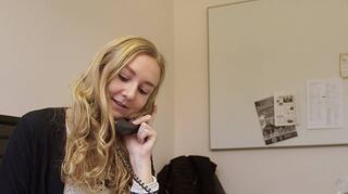 Reporterin Anna Petersen berichtet aus Bienenbüttel für die Landeszeitung Lüneburg und gehört zu den Protagonisten des Films „Die letzten Reporter“.