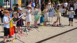 Die Kleinen der Blockflötenkooperation Südstadtschule Schwetzingen/Alte Schule Ketsch bieten Daniel Hellbachs „Pop Song“ dar.