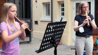 Katharina Osberghaus und Ulrike Wettach-Weidemaier entlocken am Sonntag vor der Musikschule ihren Blockflöten schöne Melodien.