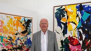 Manfred Fuchs in der Benefiz-Ausstellung vor seinen Werken „blühender Garten“ und „Floral“. Der Erlös ist dem Skulpturenpark Heidelberg zugedacht.
