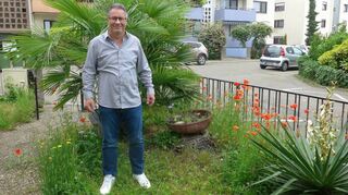 Volker Engelfried in seinem Naturgarten im Arionweg 2. Das Foto entstand bereits vor ein paar Wochen, sodass es derzeit durchaus wieder etwas anders vor Ort aussehen kann.