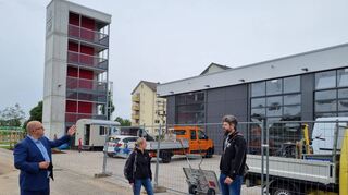 Bald ist es geschafft: Bürgermeister Jens Geiß erklärt Kerstin Schnabel und Simon Stelgens vom Verein „Lebendiges Oftersheim“ den Fortschritt am neuen Rettungszentrum.