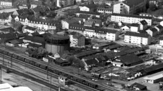 Ein Blick aufs Schwetzinger Gaswerk zwischen der Scheffelstraße und der Bahnlinie im Jahr 1962. Davor das Sägewerk Engelhorn.