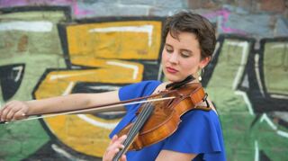 Bratschistin Charlotte Stickel gastiert beim Mozartfest.