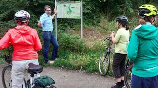 Andre Baumann (hinten) erklärte den Teilnehmern der Stadtradeln-Tour die Besonderheiten des Hirschackerwaldes.