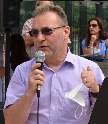 Musikschulleiter Roland Merkel – hier beim Platzkonzert vor einigen Tagen – freut sich auf den bevorstehenden Tag der offeenn Tür. Die Maske hat er stets parat.