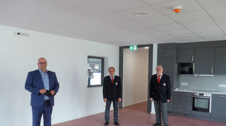 Bürgermeister Jens Geiß (v. l.) mit Dennis Dilger und Alexander Weber im DRK-Bereich.