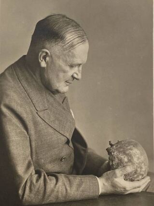 Der Berliner Wissenschaftler Professor Dr. Julius Schuster untersuchte 1943 in Schwetzingen den Schädel von Schimper nochmals.