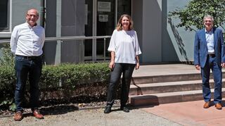Postillion-Geschäftsführer Stefan Lenz (v. li.), Rektorin Anja Ott, Bürgermeister Uwe Grempels und Konrektorin Stephanie Denn-hardt bei der Vertragsunterzeichnung über die Sozialarbeit an der Albert-Schweitzer-Schule.