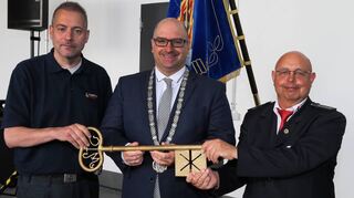 Es ist geschafft: Feuerwehrkommandant Rüdiger Laser (l.) und DRK-Vorsitzender Hans-Thomas Dilger (r.) bekommen den Schlüssel von Bürgermeister Jens Geiß.