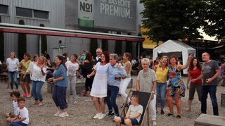 Schon nach wenigen Liedern füllt sich die Fläche vor der Bühne im Weldegarten. Mit Abstand wird dort gemeinsam getanzt, geschunkelt und gelacht.