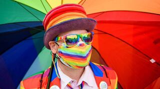 Überall zeigen Teilnehmer auf einer CSD-Parade mit Regenbogenfahnen ihren Wunsch nach mehr Vielfalt in der Welt. Auch in Oftersheim sollen bald die Regenbogenfahnen zu sehen sein.